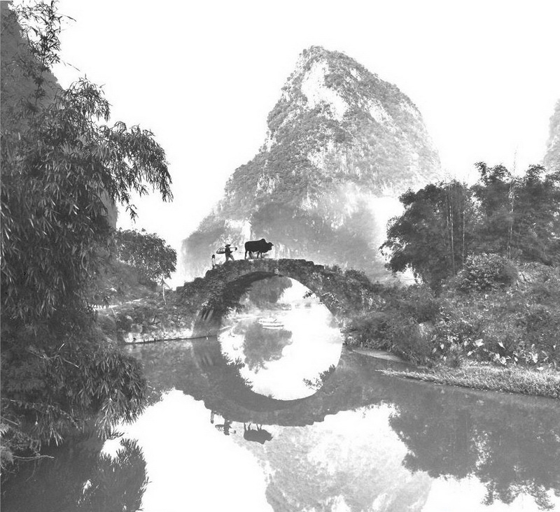 英西峰林永豐橋,橋因旁邊的永豐寺而得名。古石橋已無年月和造建者可考,但這絲毫不妨礙它從容而清伶地安立這鄉(xiāng)間天地。石橋獨自架于峰巒盛開的曠野溪流之上,則打破了慣性的審美定勢,顯出其清麗之美。從橋上牽牛而過的人叫阿六,身高不到一米五。