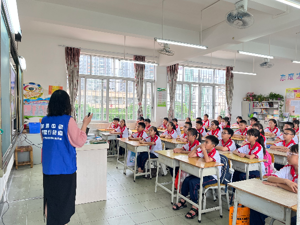 6月15日上午，連州分局工作人員到燕喜小學(xué)小學(xué)進(jìn)行低碳日宣講活動 (2).jpg