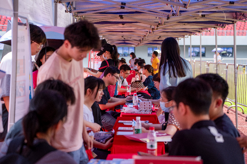 圖片一  20231021001-2023年5月27日，清遠(yuǎn)市舉辦2023年廣東省粵北片區(qū)“穩(wěn)就業(yè)促發(fā)展”大型招聘活動(dòng)，現(xiàn)場(chǎng)前來(lái)咨詢的求職者絡(luò)繹不絕。.jpg